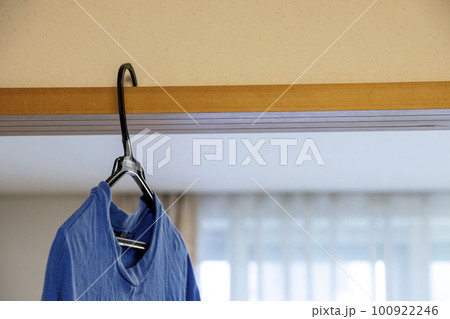ハンガーにかけたシャツ ハンガーにかけたシャツ 100922246