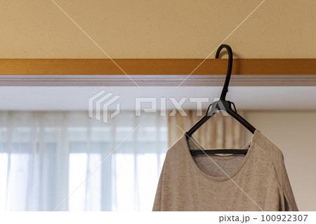 部屋に掛けられた洋服 100922307