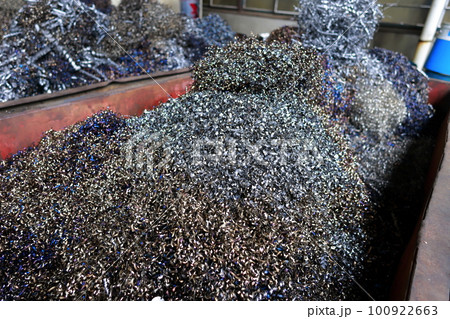 大量に廃棄された金属ゴミ 旋盤加工のゴミ 大量に廃棄された金属ゴミ 旋盤加工のゴミ 100922663