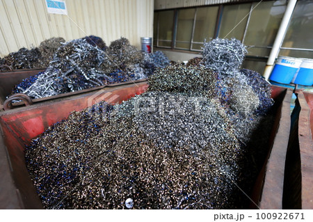 大量に廃棄された金属ゴミ 旋盤加工のゴミ 大量に廃棄された金属ゴミ 旋盤加工のゴミ 100922671