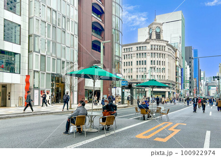 歩行者天国で賑わう銀座4丁目方面 歩行者天国で賑わう銀座4丁目方面 100922974