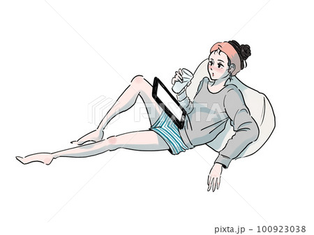 部屋で飲み物を飲みながらタブレットを触ってくつろぐ女性 部屋で飲み物を飲みながらタブレットを触ってくつろぐ女性 100923038