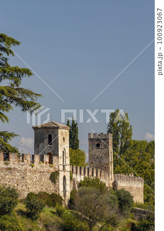 Castello di Castellaro Lagusello, UNESCO site, Lombardy region, Italy Castello di Castellaro Lagusello, UNESCO site, Lombardy region, Italy 100923067