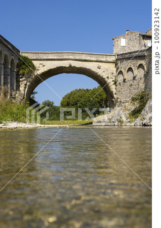 Pont Romain, Vaison la Romaine, departement Vaucluse, Provence, France 100923142