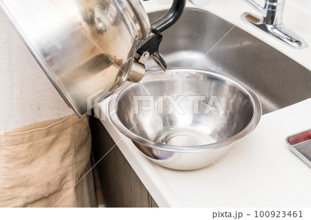 【イクラの醤油漬けを作るためにボウルにお湯を入れる】 100923461