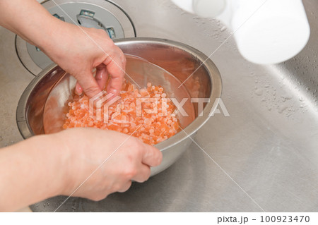 【イクラの醤油漬けを作るために、すすいだ生イクラのゴミを取る】 100923470