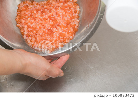 【イクラの醤油漬けを作るために、ほぐした生イクラをすすぐ】 【イクラの醤油漬けを作るために、ほぐした生イクラをすすぐ】 100923472