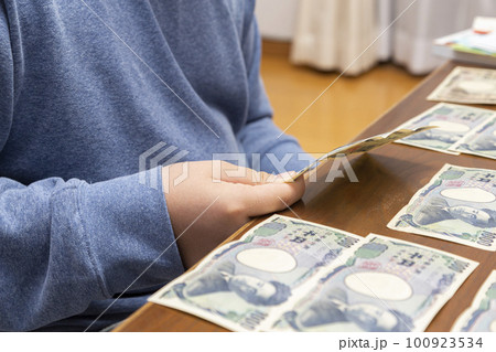 お金を数える子供 お金を数える子供 100923534