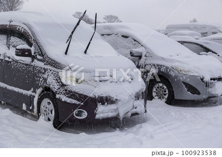 大雪の駐車場 真っ白な車 大雪の駐車場 真っ白な車 100923538
