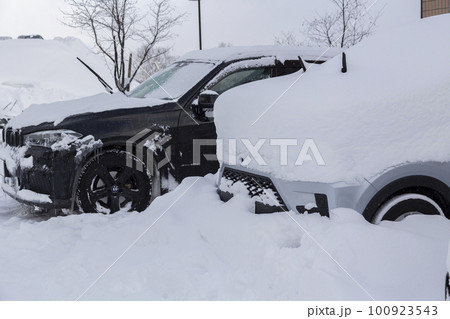 雪に埋もれた車 100923543