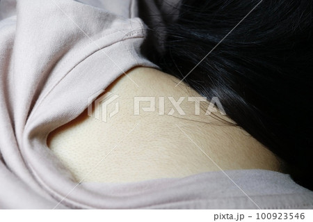 20代女性の背中・うなじの毛 20代女性の背中・うなじの毛 100923546