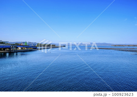 浜松市、浜名湖に浮かぶカキの養殖棚 浜松市、浜名湖に浮かぶカキの養殖棚 100923623