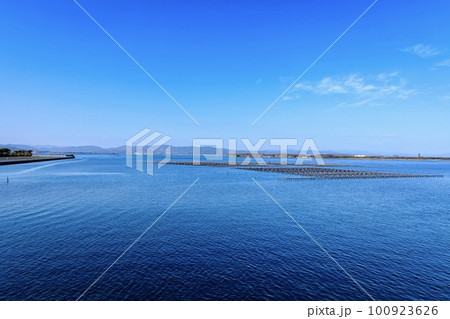 浜松市、浜名湖に浮かぶカキの養殖棚 浜松市、浜名湖に浮かぶカキの養殖棚 100923626