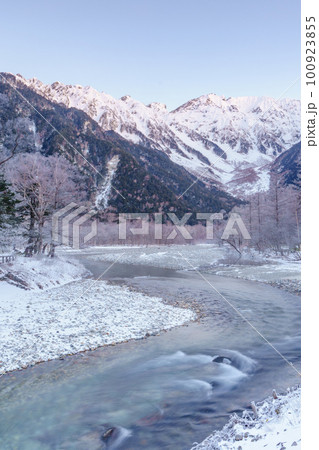 上高地　霧氷する木々と梓川 100923855