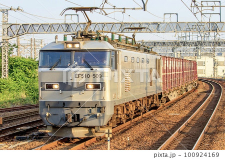 朝日を浴びながら枇杷島駅付近を走るEF510牽引の貨物列車 100924169