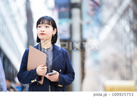屋外に立つビジネスウーマンのポートレート 屋外に立つビジネスウーマンのポートレート 100925753