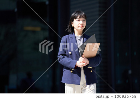 屋外に立つビジネスウーマンのポートレート 屋外に立つビジネスウーマンのポートレート 100925758