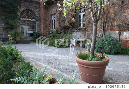 イタリア、ミラノの中心地にある春のブレラ植物園。ミラノらしいデザインに特徴のある椅子が置かれていた 100926131