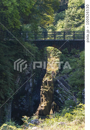 宮崎県/ 高千穂峡の見所「槍飛・槍飛橋」（高千穂峡で最も川幅が狭くなっている場所）　 100926530