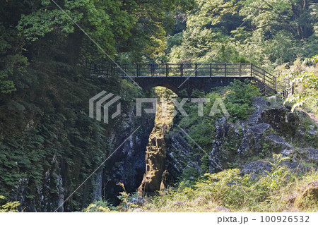 宮崎県/ 高千穂峡の見所「槍飛・槍飛橋」(高千穂峡で最も川幅が狭くなっている場所) 宮崎県/ 高千穂峡の見所「槍飛・槍飛橋」(高千穂峡で最も川幅が狭くなっている場所) 100926532