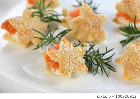 Puff pastry stars with salmon and cheese 100926912
