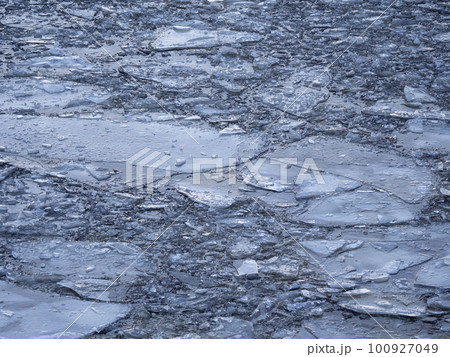 Ice texture of lakes outdoors with snow 100927049