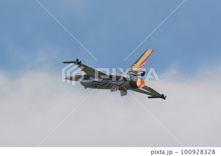 雲上のベルギー空軍F-16ディスプレイチーム 100928328