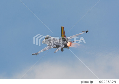 雲上のベルギー空軍F-16ディスプレイチーム 100928329