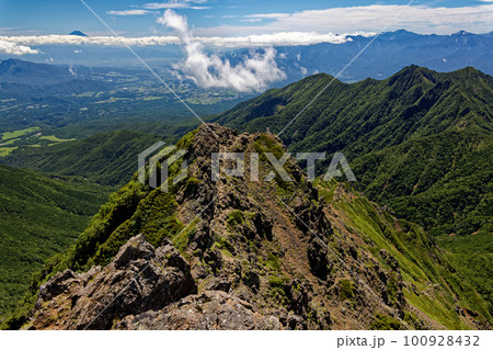 八ヶ岳連峰・赤岳山頂から見る竜頭峰・権現岳と富士山・南アルプス 100928432