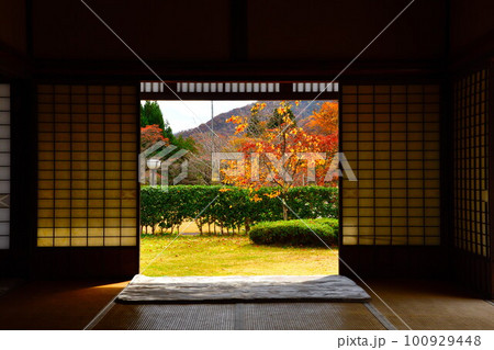 石垣家住宅と紅葉（宮城県） 100929448