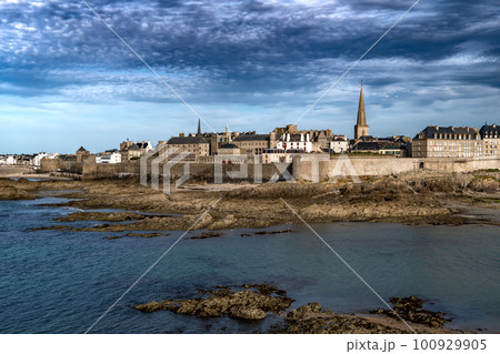 Ancient City Saint-Malo At The Atlantic Coast Of Brittany In France 100929905