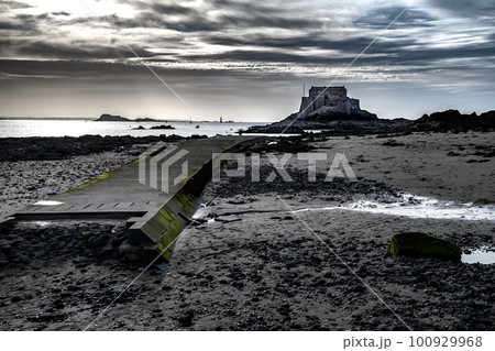 Ancient Stone Path To Fort Petit Be At City Saint-Malo At The Atlantic Coast In Brittany, France Ancient Stone Path To Fort Petit Be At City Saint-Malo At The Atlantic Coast In Brittany, France 100929968