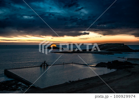 Illuminated Fort Petit Be At The Ancient City Saint-Malo In The Night At The Atlantic Coast In Brittany, France Illuminated Fort Petit Be At The Ancient City Saint-Malo In The Night At The Atlantic Coast In Brittany, France 100929974