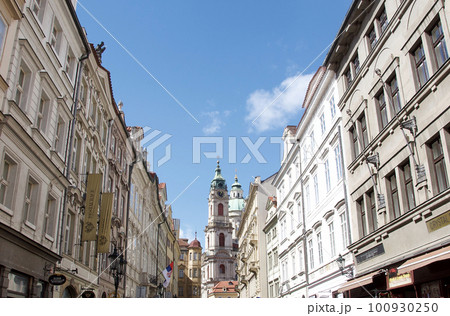 モステツカ（Mostecká）通りから見た、プラハのマラーストラナ地区にある方の聖ニコラス教会 100930250