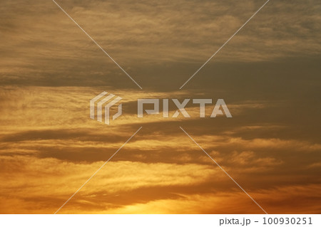 朝日に照らされる雲・春・望遠・空のみ・230301am 100930251