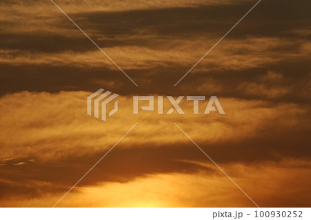 朝日に照らされる雲・春・望遠・空のみ・230301am 100930252