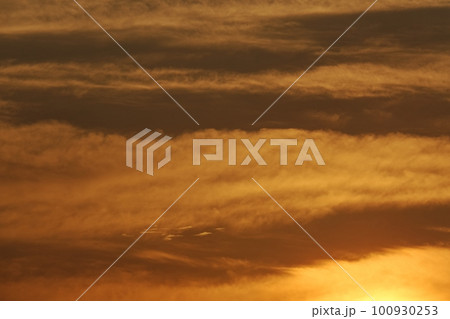 朝日に照らされる雲・春・望遠・空のみ・230301am 100930253