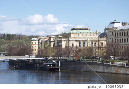 チェコのプラハにある音楽公会堂のルドルフィヌムとクルージングをを楽しめるヴルタヴァ川の遊覧船。 100930324