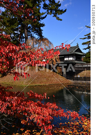 弘前公園の追手門は紅葉真っ盛り 100930713