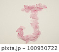 花びらで描いた英語の大文字“J” 100930722