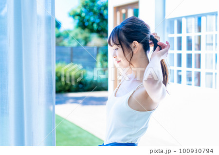 ヨガウェアの若い女性 ヨガウェアの若い女性 100930794