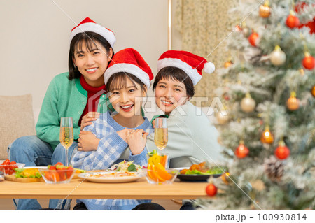 クリスマスパーティーをする若い女性　　 100930814