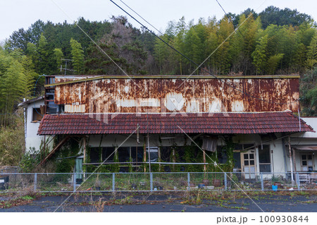 日本の鳥取県鳥取市の古くてとても美しい建物 日本の鳥取県鳥取市の古くてとても美しい建物 100930844
