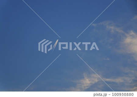 朝日に照らされるジェット機と飛行機雲・春・空のみ・230301am 100930880