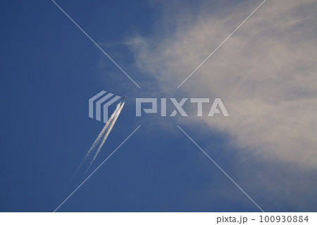 朝日に照らされるジェット機と飛行機雲・春・空のみ・230301am 100930884