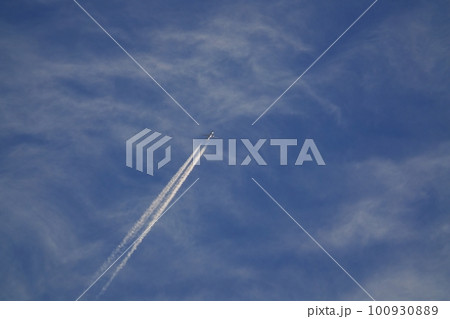 朝日に照らされるジェット機と飛行機雲・春・空のみ・230301am 朝日に照らされるジェット機と飛行機雲・春・空のみ・230301am 100930889