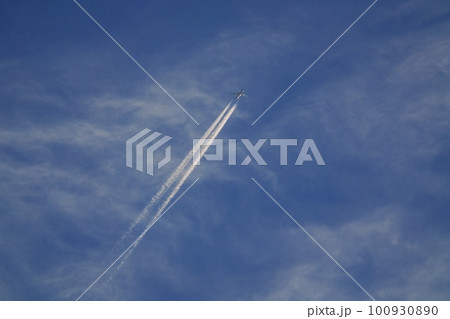 朝日に照らされるジェット機と飛行機雲・春・空のみ・230301am 100930890