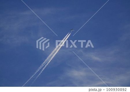 朝日に照らされるジェット機と飛行機雲・春・空のみ・230301am 100930892