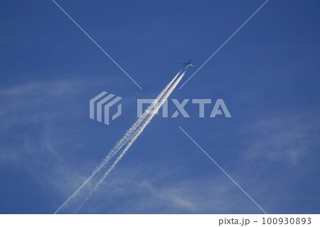 朝日に照らされるジェット機と飛行機雲・春・空のみ・230301am 100930893