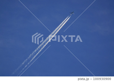 朝日に照らされるジェット機と飛行機雲・春・空のみ・230301am 100930900
